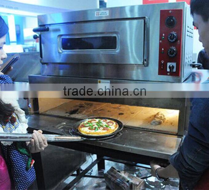 Stainless steel round shaped pizza peel in baking equipment