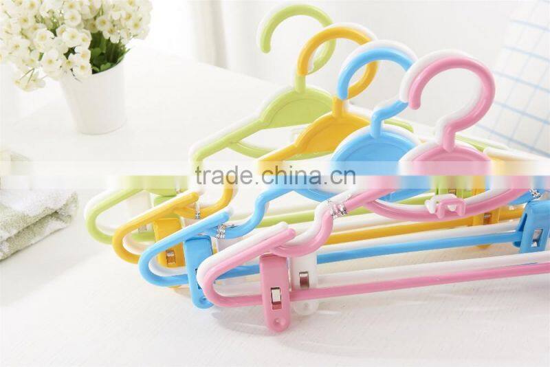 hot sale plastic clothes hanger with clips, high quality