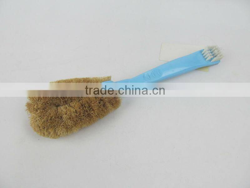 Plastic handle sisal brush
