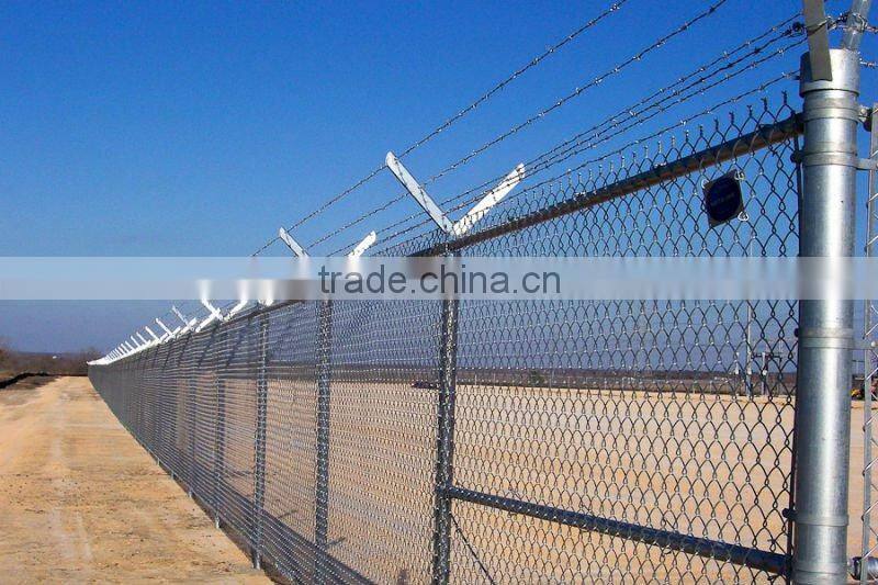 Rhombic wire mesh fence