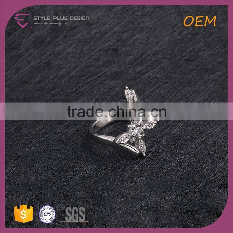 R63488K01 Style Plus Design Cross Ring Maltese Crystal Cross Ring Criss Rhinestone Cross Ring Fashionable Jewelry