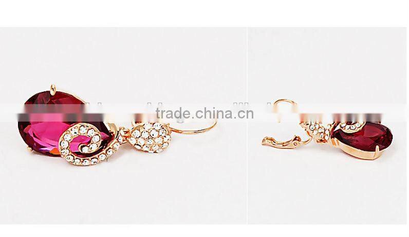 The red crystal pendant earrings.A wedding gift