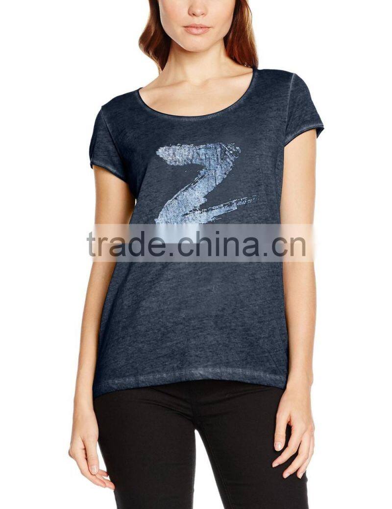 Ladie's back curved hem short sleeve front print and oil wash t-shirt