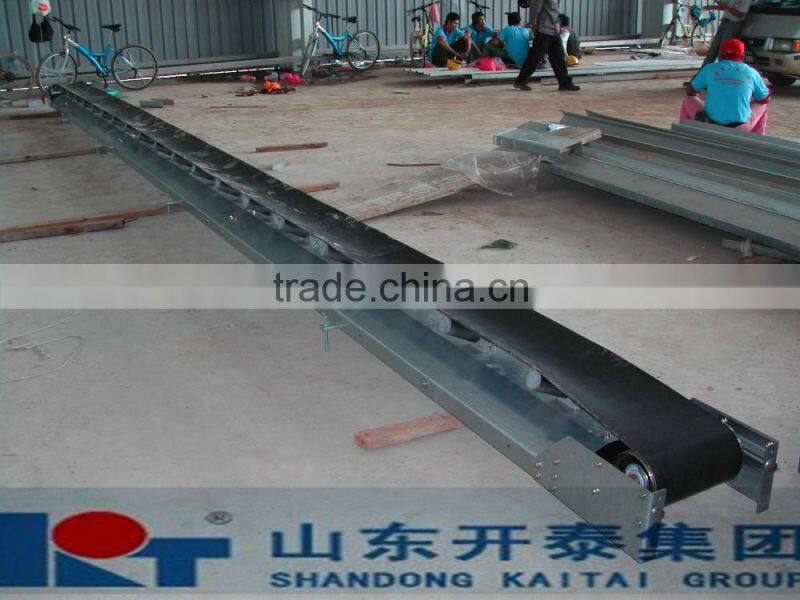 Sandblasting room for cleaning workpiece