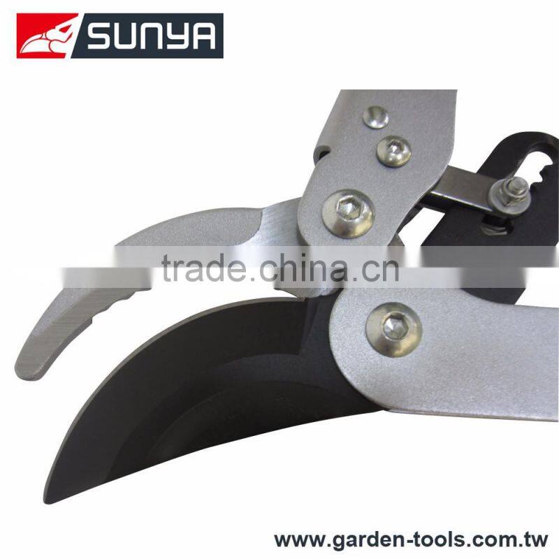 Garden bypass ratchet tree lopper