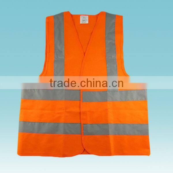 Green warning reflective safety vest for worker