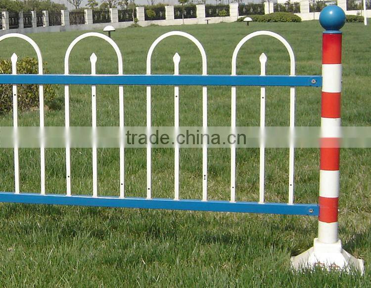 Easily assembled steel highway guardrail for traffic
