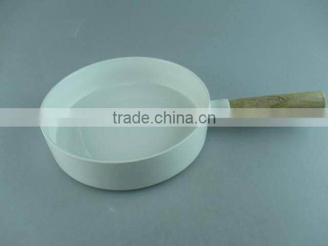 Eco-friendly stocked porcelain white pan with wooden handle