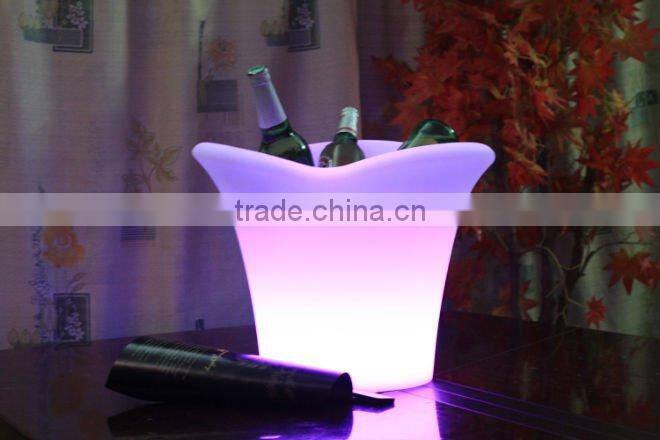 The bar ice bucketContainers of wineCan change color