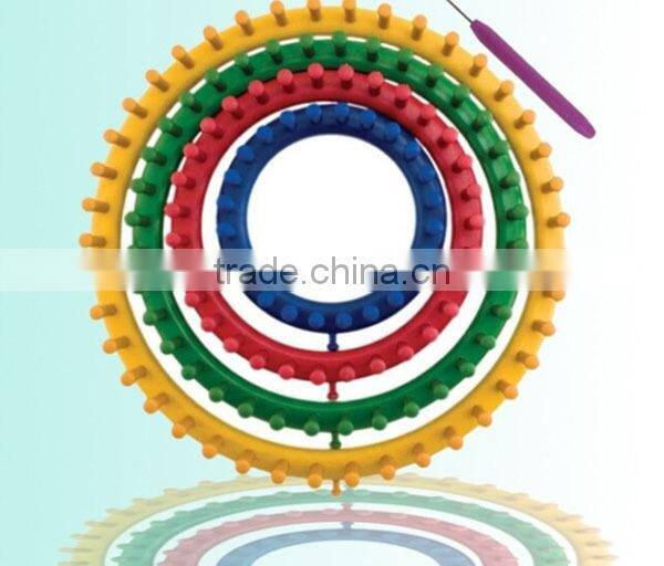 Plastic hand circular knitting machine/knitting loom