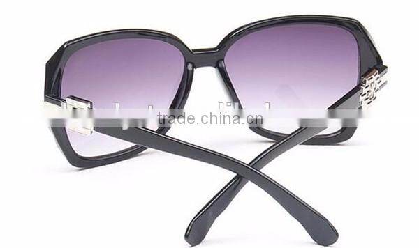 2016 new design china wholesale hot selling plastic frame fashionable sunglasses