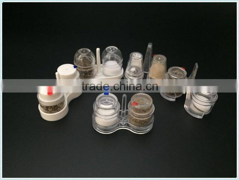 Disposable salt and pepper shaker/salt and pepper shaker