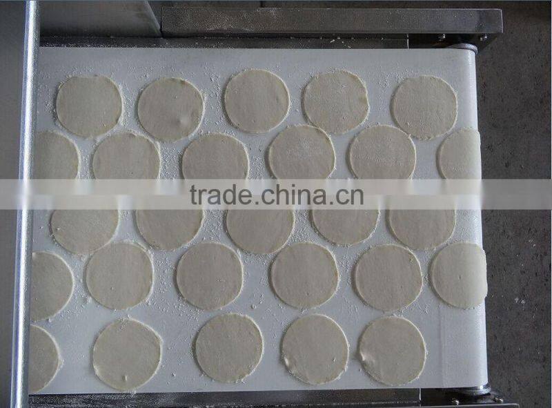 Imitation of manual dumpling skin making machine