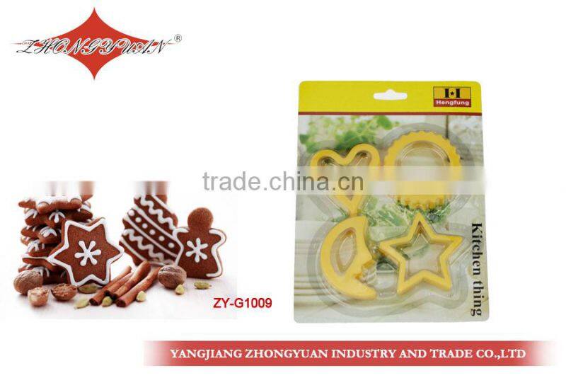 Set of 4 plastic different shapes cookie cutter