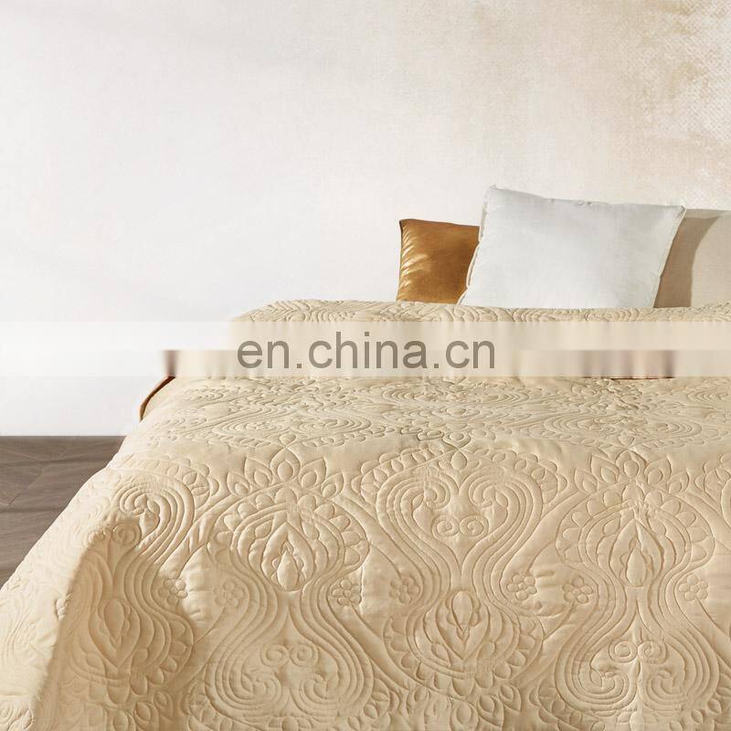 Shinny modern design quilted bedspreads for sell bed spread set