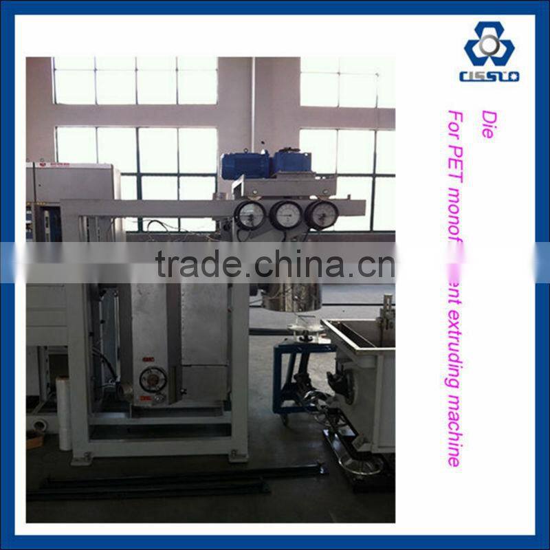 Plastic filament extruding machine
