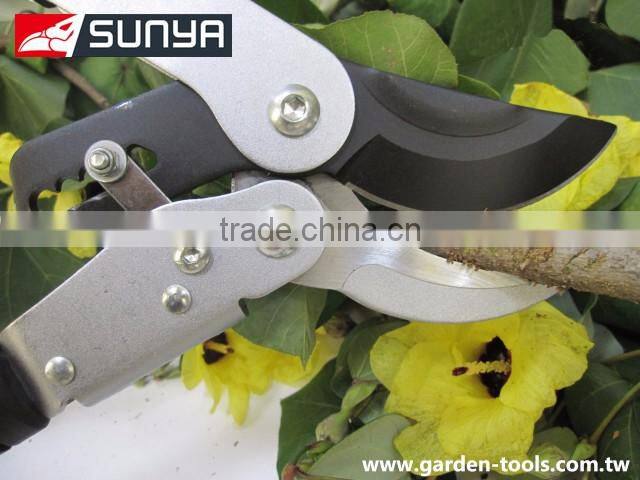 Heavy duty bypass ratchet lopper