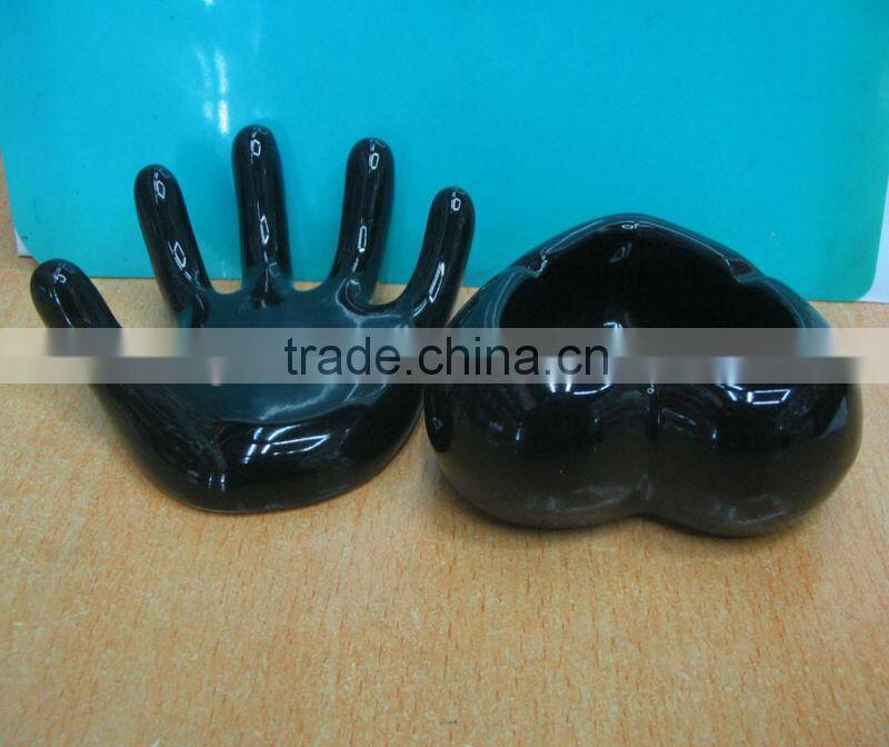 Novelty gifts decorative heart shaped ceramic ashtray with hand shaped tray