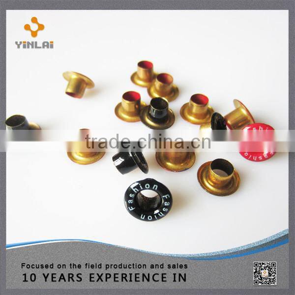 Mixed color shoe eyelets