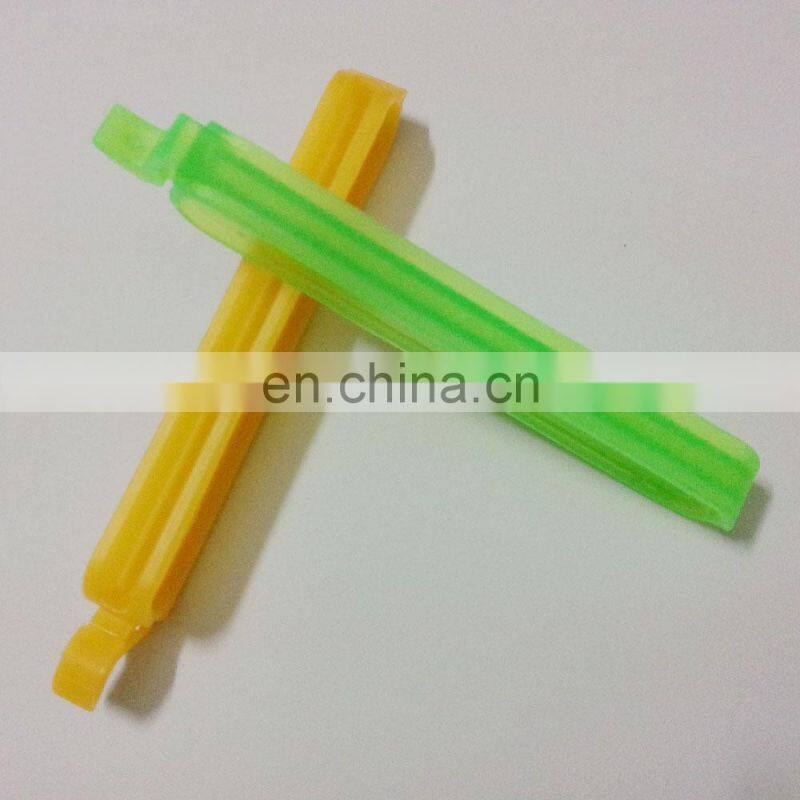 Mass produce different types of small plastic retaining spring clip made in China