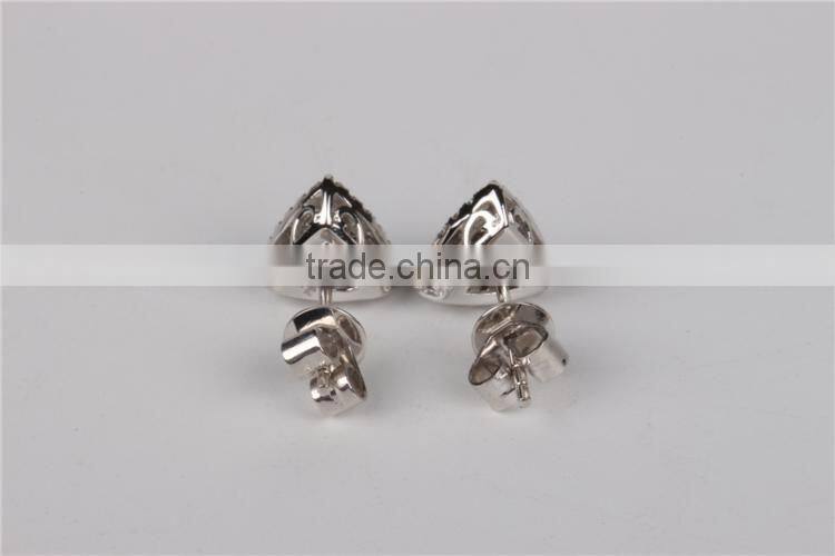 lasest design triangle earrings made of 18 K gold and diamond