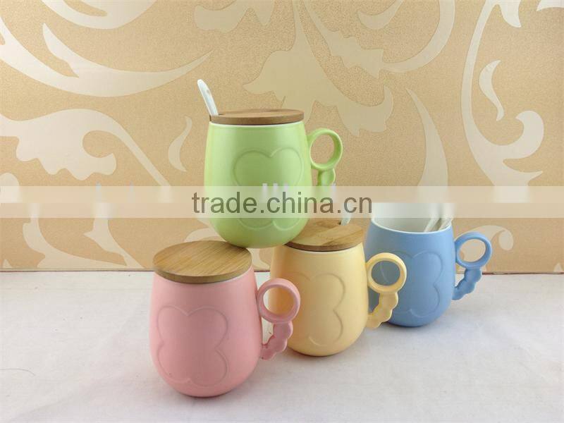 Assorted color ceramic coffee mug with cover and spoon