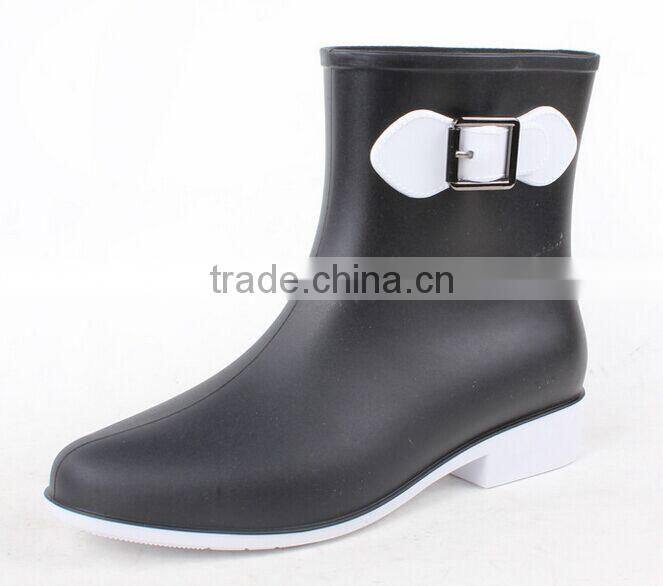 Black wellies rain boots