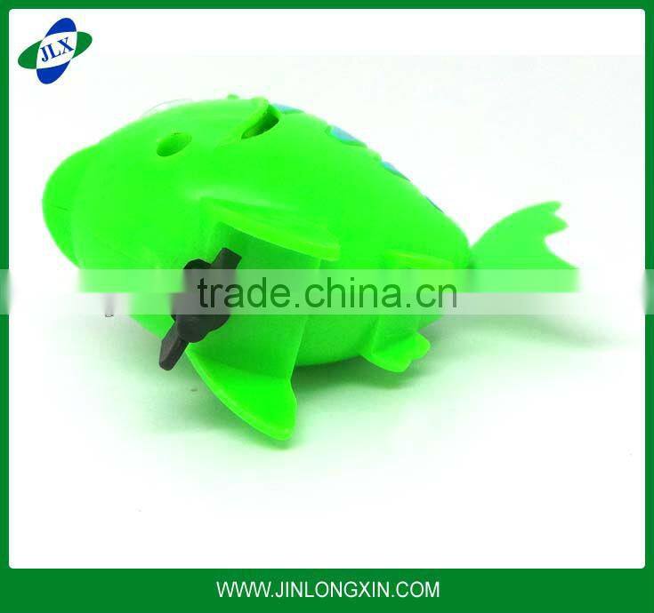 Shake the tail wagging its tail fish fish green