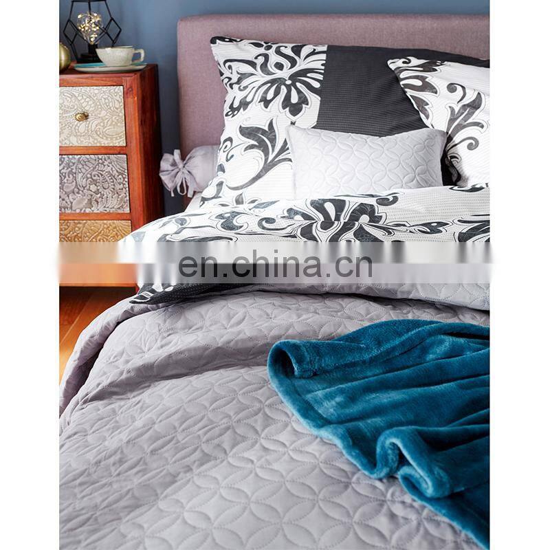 quilt bedspread,100% polyester solid bedspread made in China