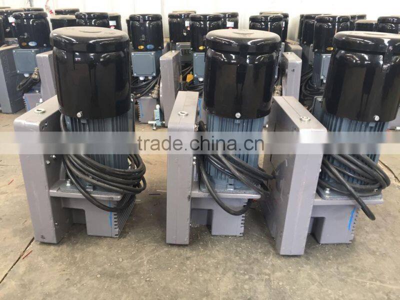 Traction hoist for suspended platform