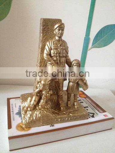 Cast iron soldier sculpture crafts with brass color finished for home decorative