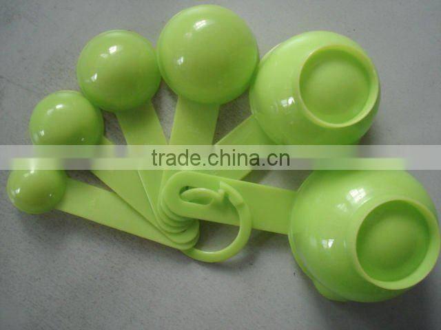 plastic measuring spoons