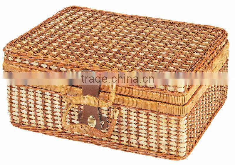 Wicker picnic basket for 4 persons