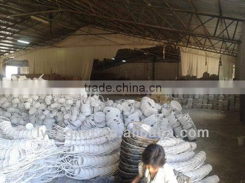 factory wholesale handmade iron wire/chicken wire basket with handle and fabric lining