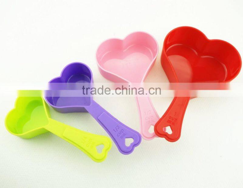 47009 4PCS HEART SHAPE MEASURING CUP