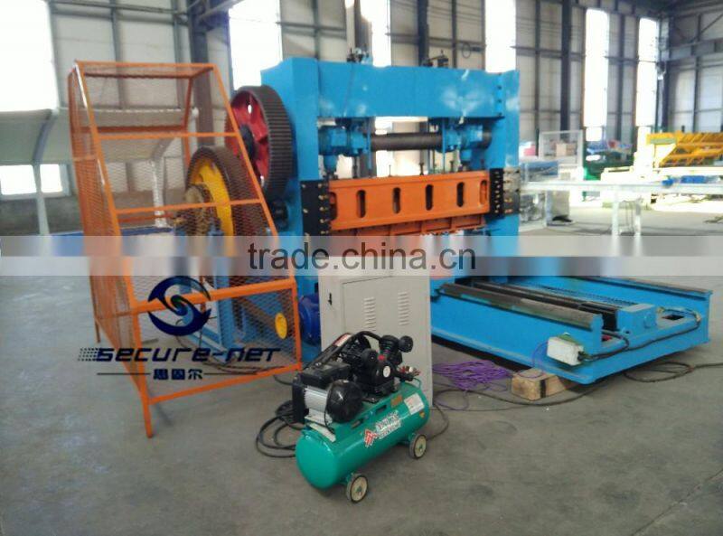 Expanded metal sheet making machine with mesh panels