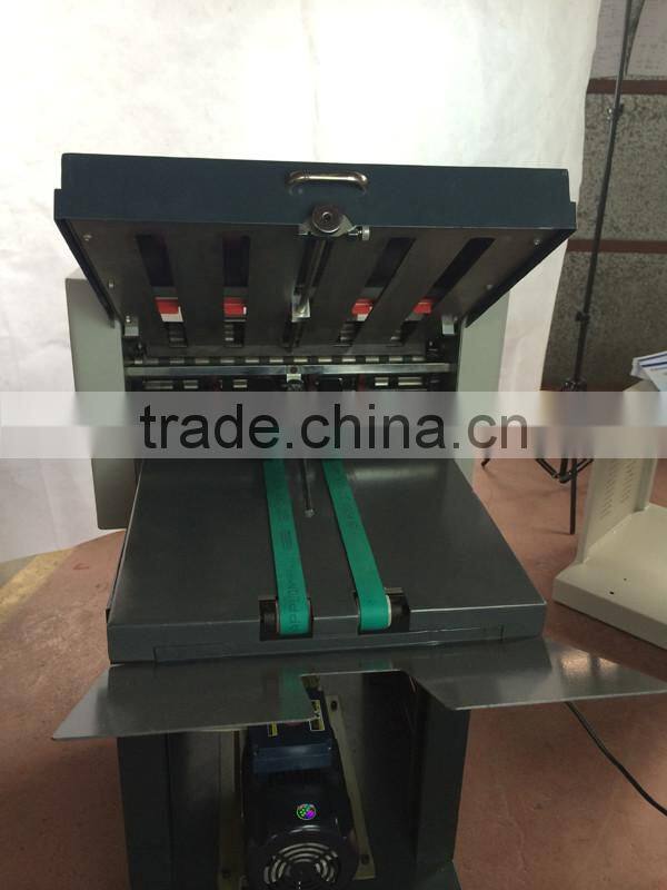 Automatic paper folding machine for gate fold