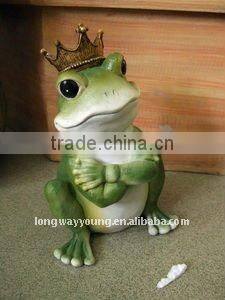 Animal decoration cool green frog holding arms with crown