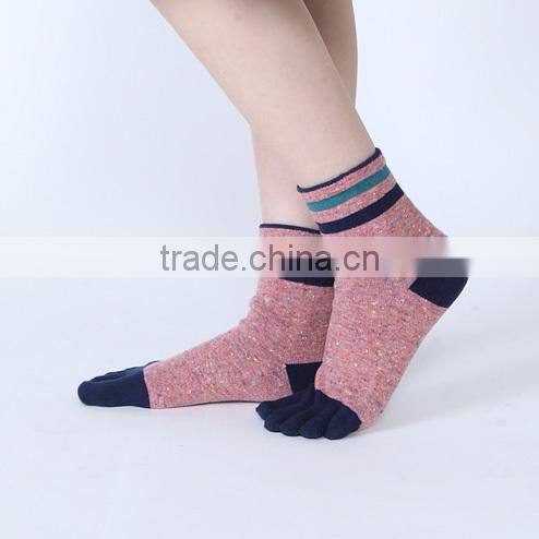Hot Selling Japanese Design OEM School Lovely Girls Winter Comfortable Cotton Red Stripes Injinji Yoga Casual Socks