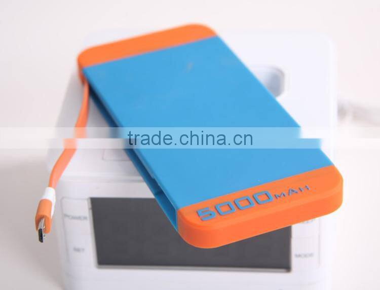 2014 High quality built in cable 5000mah silicon powerbank