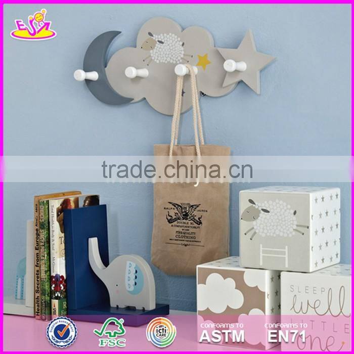 2017 New design cartoon animal wooden baby coat hangers W09B075