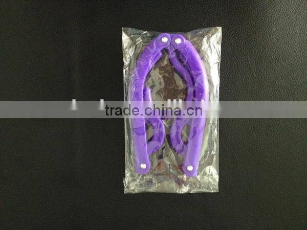 Foldable clothes hanger