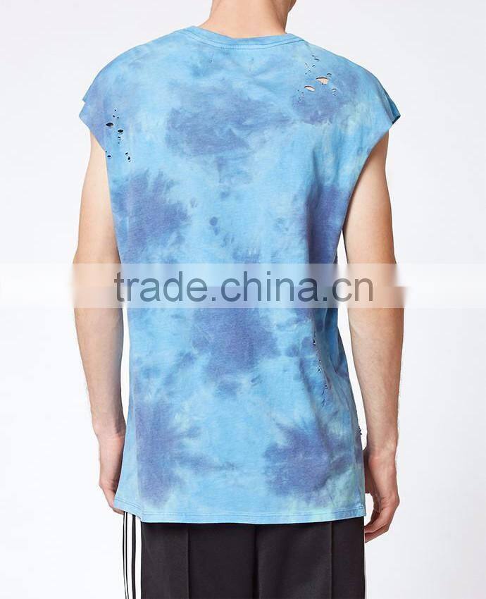 retro-influenced tank top combined with street style and destroyed detailing