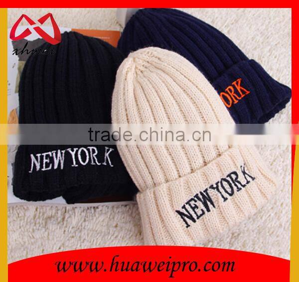 Custom plain beanie cheap knitted beanie black and white letters