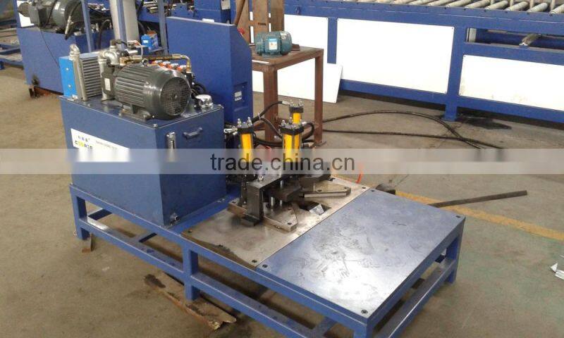 Hydraulic corner machine
