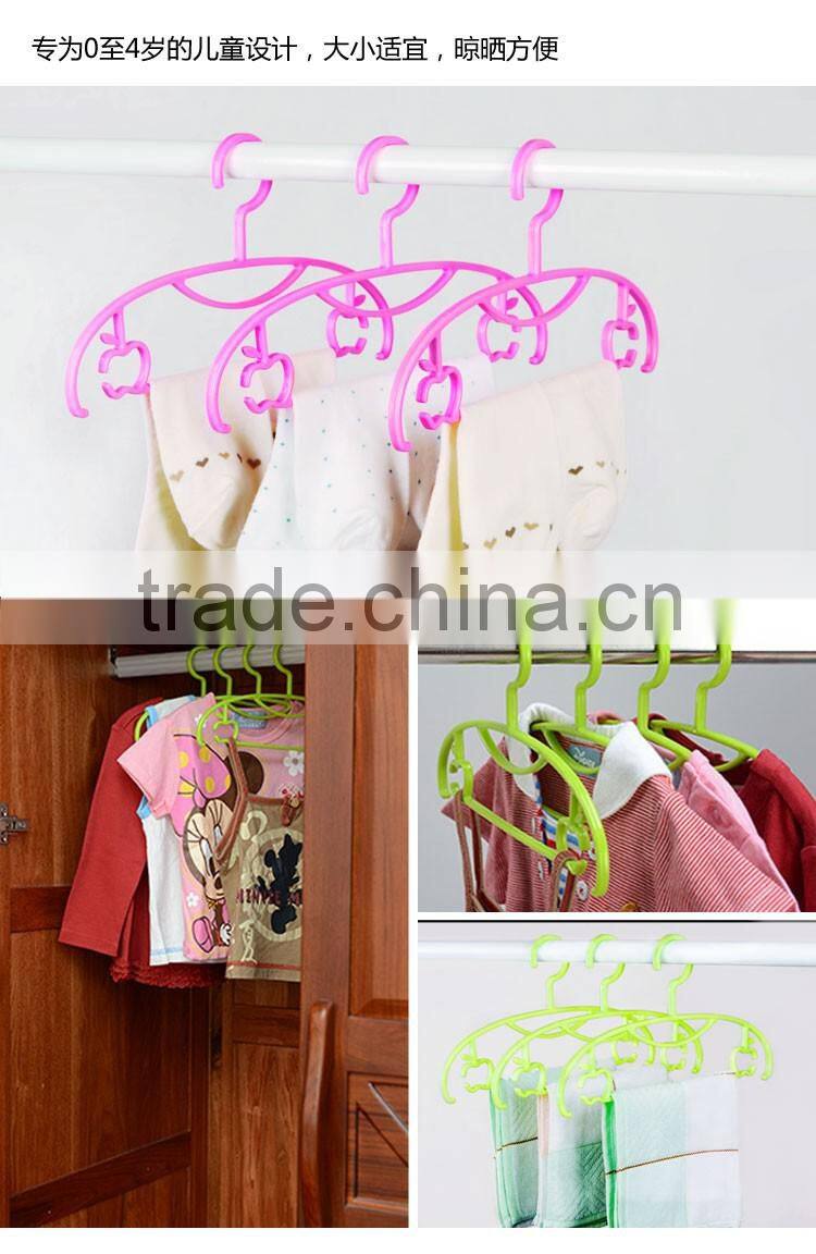 Plastic cloth hanger