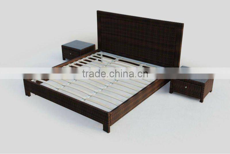 KING SIZE WHITE RATTAN BED
