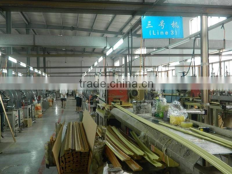 Extruder for the production of plastic profiles/photo frame profile