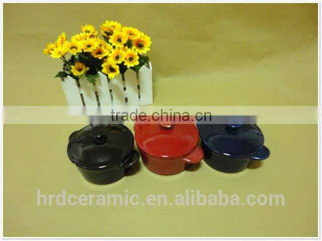 2014 round High quality two handles colored ceramic bakeware plate set