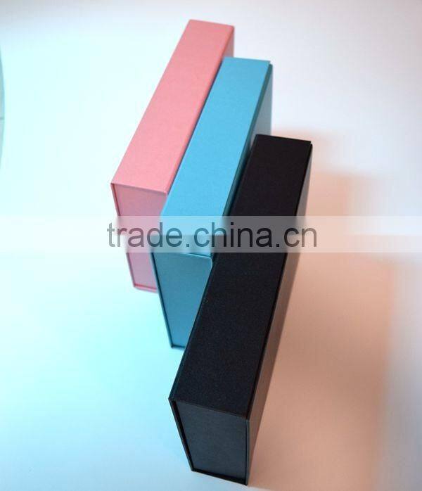 Collapsible rigid box with magnetic closure